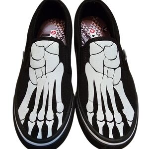 AIRWALKS Black Slip-On Canvas Shoes with White Skeleton Print, Sz 6 W, 4 Boys
